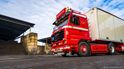 20251019-Tom-Holding-00619